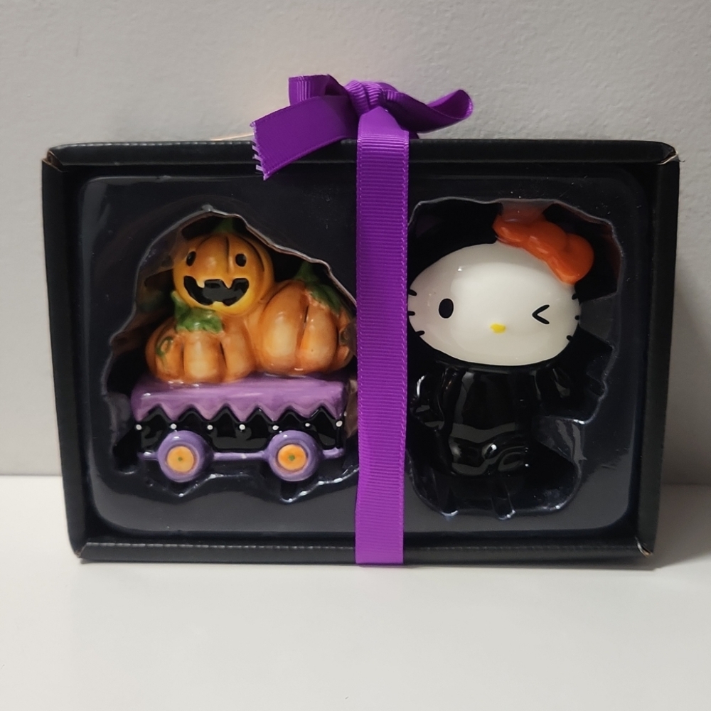 New Hello Kitty Halloween Black Cat Pumpkin Cart Ceramic Salt & Pepper Shakers